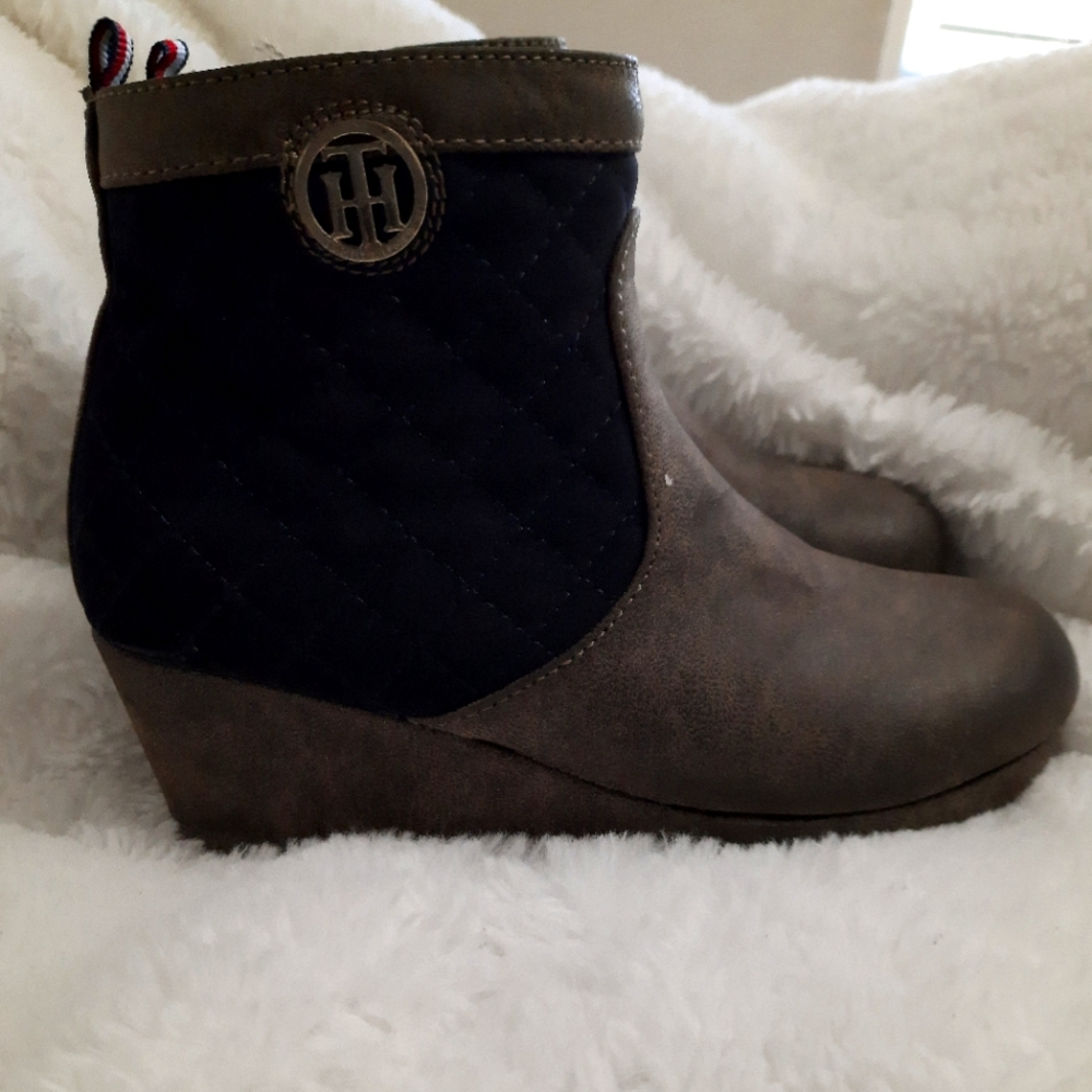 Tommy Hilfiger kids wedge boots size 13